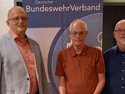 In Diepholz, v.l.n.r.: Jörg Greiffendorf, Johannes Többe und der Kameradschaftsvorsitzende Joachim Triemer. Foto: LV Nord