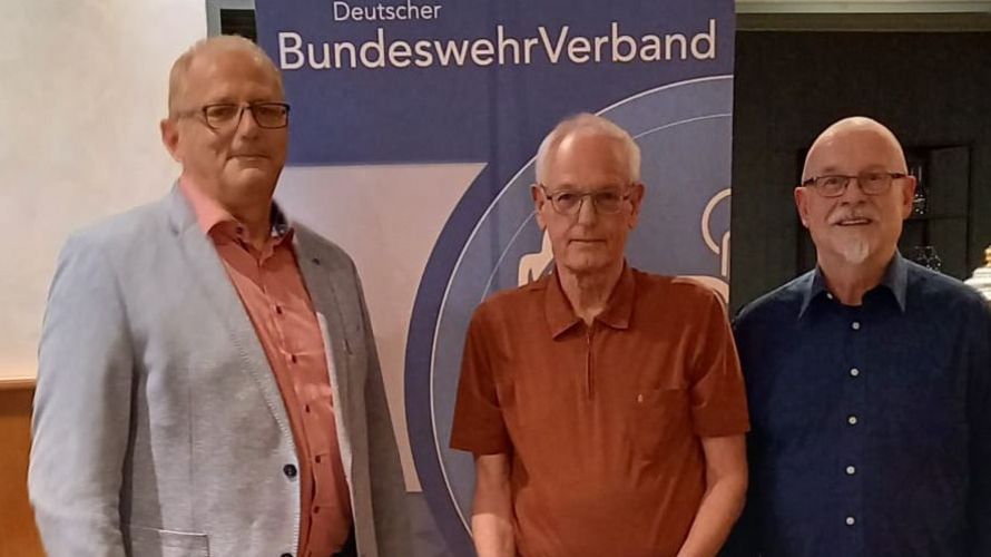 In Diepholz, v.l.n.r.: Jörg Greiffendorf, Johannes Többe und der Kameradschaftsvorsitzende Joachim Triemer. Foto: LV Nord