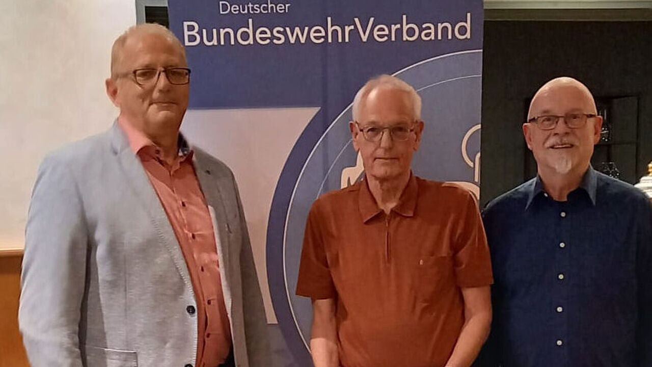 In Diepholz, v.l.n.r.: Jörg Greiffendorf, Johannes Többe und der Kameradschaftsvorsitzende Joachim Triemer. Foto: LV Nord
