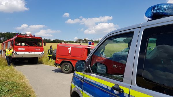 Rettungskräfte an der Absturzstelle im Landkreis Hameln-Pyrmont. Foto: Polizei Hameln