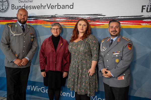 Britta Haßelmann, Fraktionsvorsitzende Bündnis 90/Die Grünen (2.v.l.), ihre Parteikollegin Agnieszka Brugger mit den Soldaten Maik Mutschke (l.) und Stefan Huss. Foto: DBwV/Yann Bombeke