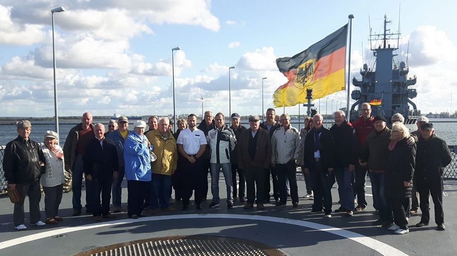 Teilnehmer der Kameradschaft auf dem Achterdeck der Korvette Oldenburg. Foto: DBwV/Roske