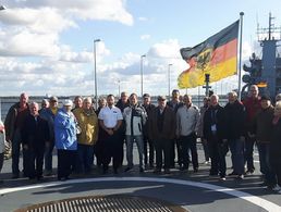 Teilnehmer der Kameradschaft auf dem Achterdeck der Korvette Oldenburg. Foto: DBwV/Roske