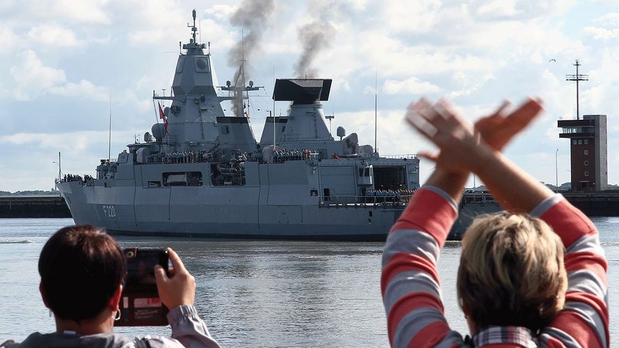 Abschied: Die Fregatte "Hamburg" hat den Heimatstützpunkt Wilhelmshaven verlassen. Im Mittelmeer beteiligt sich das Schiff an der EU-Mission Irini. Foto: Bundeswehr/Leon Rodewald