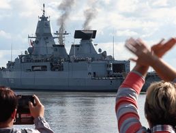 Abschied: Die Fregatte "Hamburg" hat den Heimatstützpunkt Wilhelmshaven verlassen. Im Mittelmeer beteiligt sich das Schiff an der EU-Mission Irini. Foto: Bundeswehr/Leon Rodewald