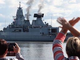Abschied: Die Fregatte "Hamburg" hat den Heimatstützpunkt Wilhelmshaven verlassen. Im Mittelmeer beteiligt sich das Schiff an der EU-Mission Irini. Foto: Bundeswehr/Leon Rodewald