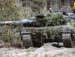 Mit Kampfpanzern Leopard 2 werden die Panzer-Grenadierkompanien bei der EFP NATO Battle Group in Litauen verstärkt. Die mächtige Waffe macht Eindruck an der Ostflanke. Foto: Bundeswehr