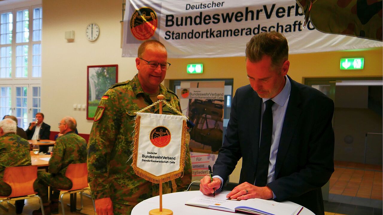 Heiko Tadge bat Christian Dürr um einen Eintrag ins Gästebuch. Foto: DBwV