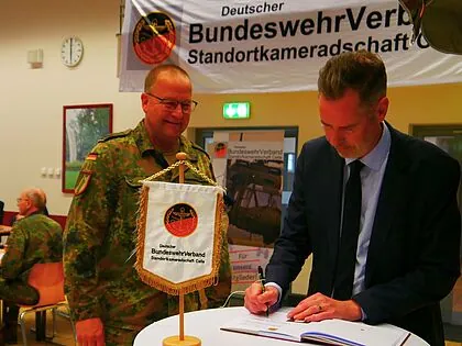 Heiko Tadge bat Christian Dürr um einen Eintrag ins Gästebuch. Foto: DBwV