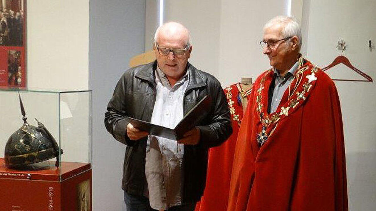 Auszeichnung für Hptm a.D. Feller (r) durch Hptm a.D. Georg Erhardt. Foto: DBwV/Schoenenburg