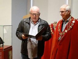 Auszeichnung für Hptm a.D. Feller (r) durch Hptm a.D. Georg Erhardt. Foto: DBwV/Schoenenburg