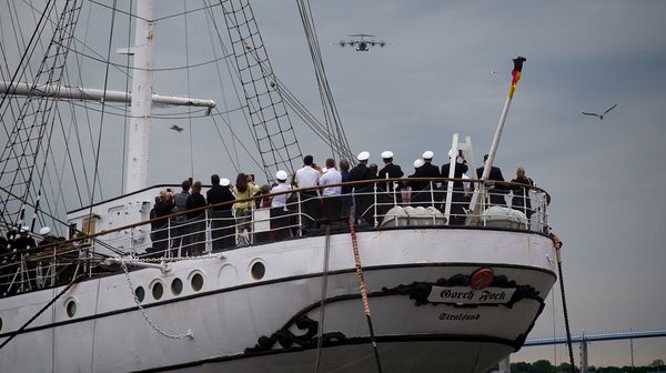 Alle Blicke richten sich vom Deck der "Gorch Fock" in den Himmel, als sich der Airbus A400M nähert. Foto: DBwV/Bombeke