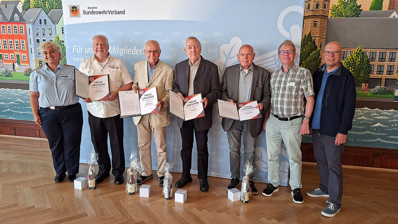 Oberleutnant Süzen ließ es sich nicht nehmen, persönlich Ehrungen für langjährige treue Mitgliedschaft im Verband zu überreichen. Foto: KERH Köln-Porz-Wahn