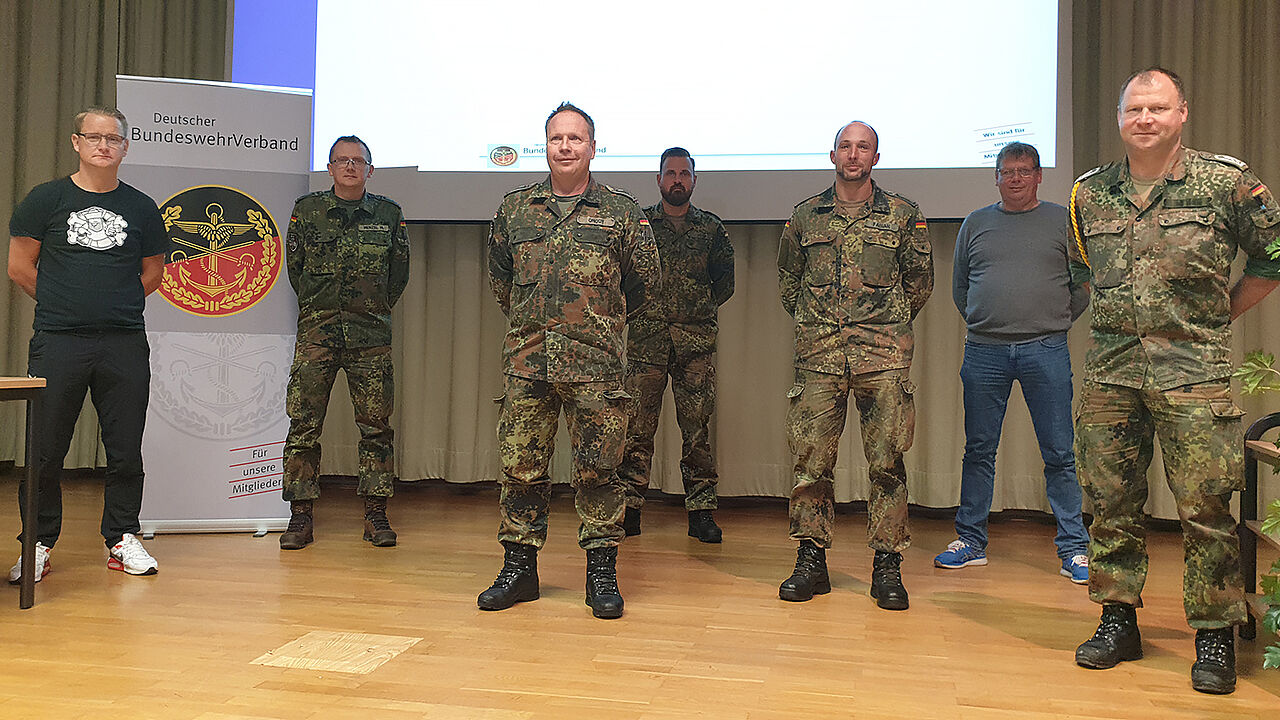 Vorsitzender Stabsfeldwebel Ralf Onody (3.v.l.) mit seinem neuen Vorstand. Foto: DBwV/Franz Jung