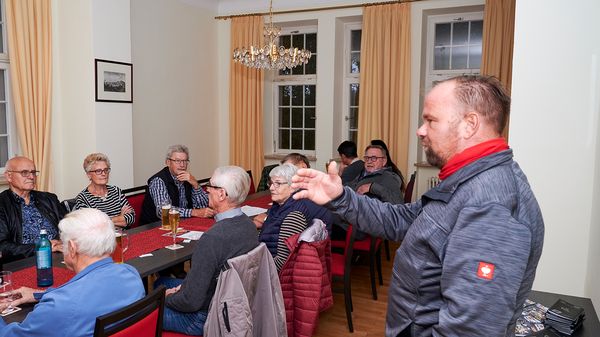 Gerd Bopp (stehend) stellt sich den Mitgliedern als Bezirksvorsitzender vor. Foto: DBwV/Ingo Kaminsky