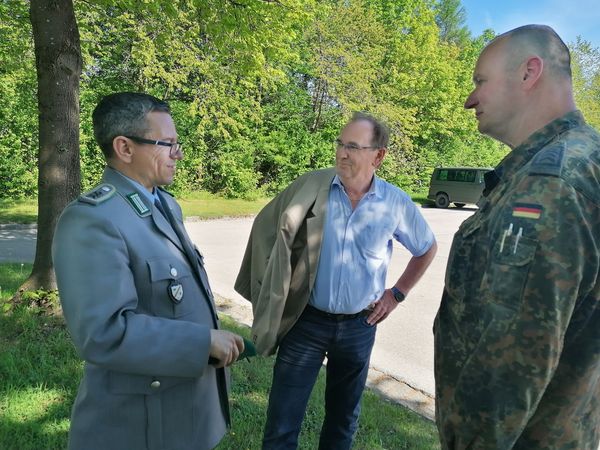 Stabsfeldwebel Thomas Schwappacher (v.l.) im Gespräch mit Bezirksvorsitzendem Hans-Walter Teßler und TruKa-Vorsitzenden Jan Stingl. Foto: Jürgen Schreier