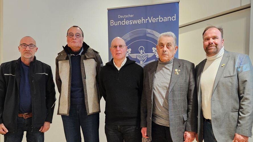 Der neue Vorstand der Kameradschaft ERH Stuttgart mit Beisitzer Walter Bernd (v.l.), Kassenverwalter Michael Matz, Vorsitzendem Thomas Melber und Schriftführer Willy Pabst sowie Bezirksvorsitzendem Gerd-Josef Bopp. Foto: Ralf Pieper 