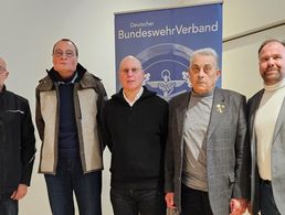 Der neue Vorstand der Kameradschaft ERH Stuttgart mit Beisitzer Walter Bernd (v.l.), Kassenverwalter Michael Matz, Vorsitzendem Thomas Melber und Schriftführer Willy Pabst sowie Bezirksvorsitzendem Gerd-Josef Bopp. Foto: Ralf Pieper 