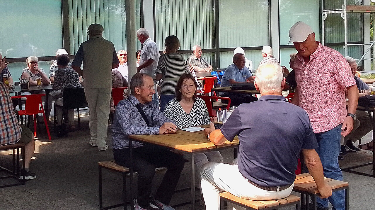 Über 60 Mitglieder und Gäste pflegten den kameradschaftlichen Austausch und führten intensive Gespräche beim Sommerfest der Kameradschaft ERH Ulm/Neu-Ulm. Foto: jag