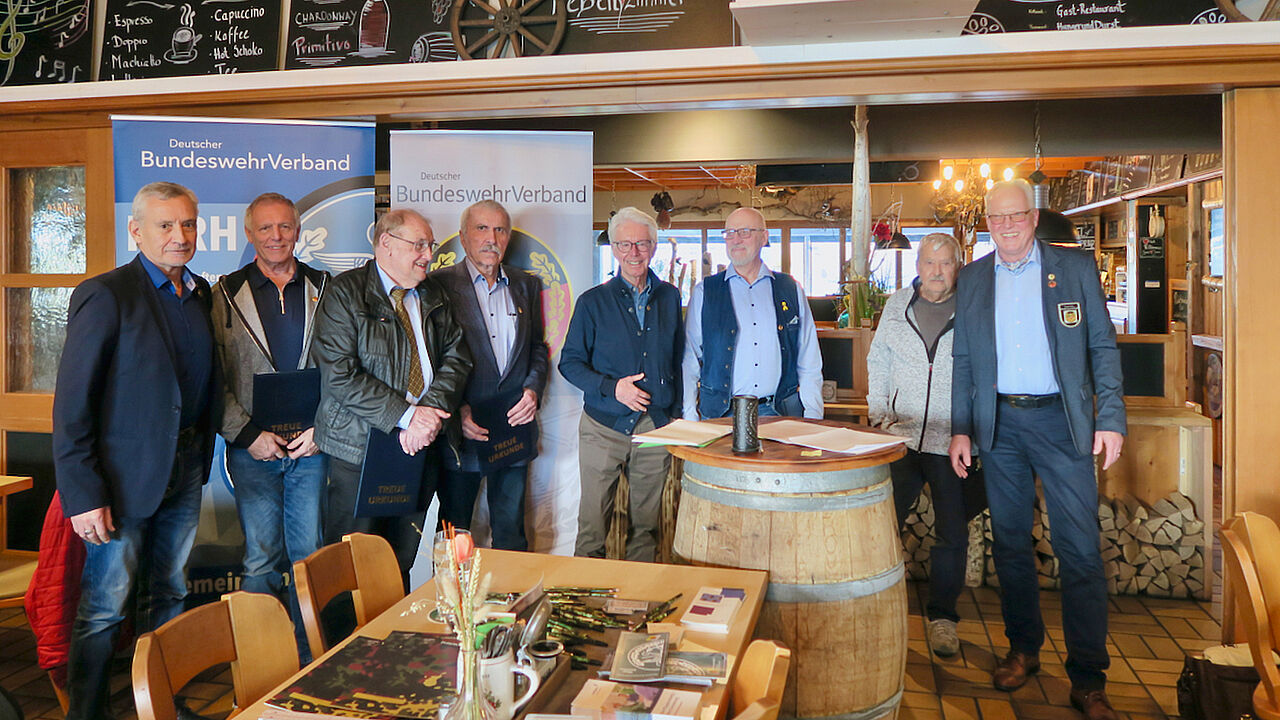 Während der Wahlversammlung der sKERH Erding/Freising geehrte langjährige Mitglieder des DBwV mit Bezirksvorsitzendem Hptm a.D. Roland Ehrenberger: die Hptm a.D. Richard Hartl (50 Jahre), Werner Müller (60), Alfred Stock (65), Oberst a.D. Klaus Zäpfel (50), OMaat d.R. Hans-Gert Gibas (50), Oberstlt a.D. Rolf Ebert (65) Jahre sowie Vorsitzender Oberstlt a.D. Ingo Osbahr. Foto: Ingo Osbahr
