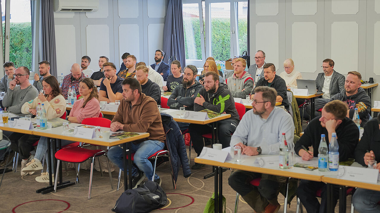 Über 40 Soldaten auf Zeit setzten sich beim SaZ-Ausscheiderseminar praxisnah mit zentralen Fragen ihres bevorstehenden Wechsels in eine zivile, berufliche Zukunft auseinander. Foto: IK