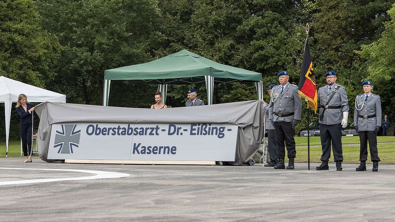 In Erinnerung an Oberstabsarzt Dr. Dieter Eißing wurde im August 2023 die „Sanitätsdienststellen Bundeswehr Kronshagen“ in „Oberstabsarzt-Dr.-Eißing-Kaserne“ umbenannt. Der Bundeswehrmediziner war am 8. Oktober 2001 beim Abschuss eines UN-Hubschraubers in Georgien ums Leben gekommen. Foto: Bundeswehr/Henner Feddersen