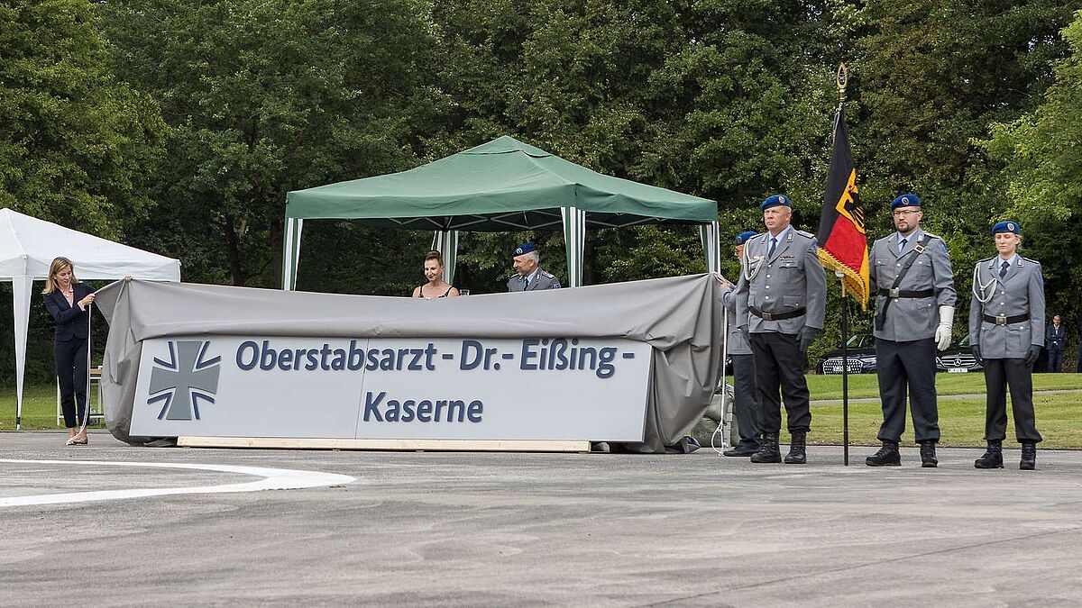 In Erinnerung an Oberstabsarzt Dr. Dieter Eißing wurde im August 2023 die „Sanitätsdienststellen Bundeswehr Kronshagen“ in „Oberstabsarzt-Dr.-Eißing-Kaserne“ umbenannt. Der Bundeswehrmediziner war am 8. Oktober 2001 beim Abschuss eines UN-Hubschraubers in Georgien ums Leben gekommen. Foto: Bundeswehr/Henner Feddersen
