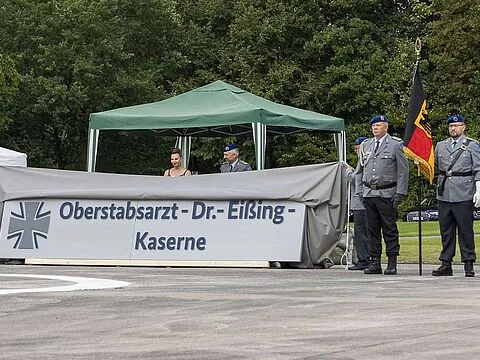 Im August 2023 wurde die Kaserne „Sanitätsdienststellen Bundeswehr Kronshagen“ in „Oberstabsarzt-Dr.-Eißing-Kaserne“ umbenannt. Der Bundeswehrmediziner war am 8. Oktober 2001 beim Abschuss eines UN-Hubschraubers in Georgien ums Leben gekommen. Foto: Bundeswehr/Henner Feddersen 