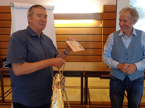 Michael Hochmuth dankte dem Kreisvorsitzenden des Fahrlehrerverbandes Rheinland, Hermann Weyand, mit einem kleinen Präsent für den kurzweiligen Vortag. Foto:  KERH Idar-Oberstein