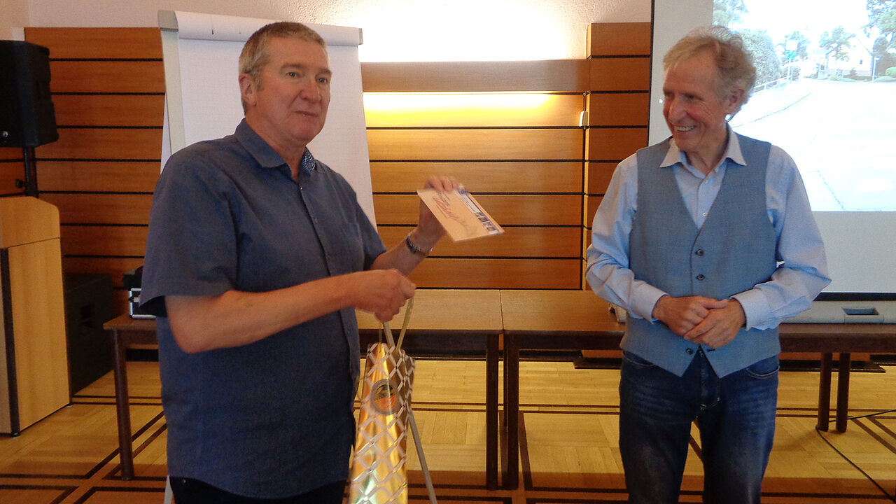 Michael Hochmuth dankte dem Kreisvorsitzenden des Fahrlehrerverbandes Rheinland, Hermann Weyand, mit einem kleinen Präsent für den kurzweiligen Vortag. Foto:  KERH Idar-Oberstein