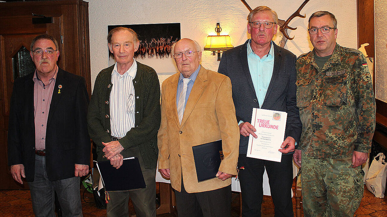 Vorsitzender Klaus Schröder mit den geehrten Mitgliedern Bodo Werft, Heinz Ley, Gerhard Kasten und dem Bezirksvorsitzenden Hauptmann Michael Killer (v.l.) Foto: KERH Hemer