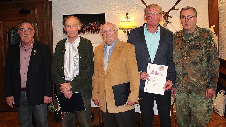 Vorsitzender Klaus Schröder mit den geehrten Mitgliedern Bodo Werft, Heinz Ley, Gerhard Kasten und dem Bezirksvorsitzenden Hauptmann Michael Killer (v.l.) Foto: KERH Hemer