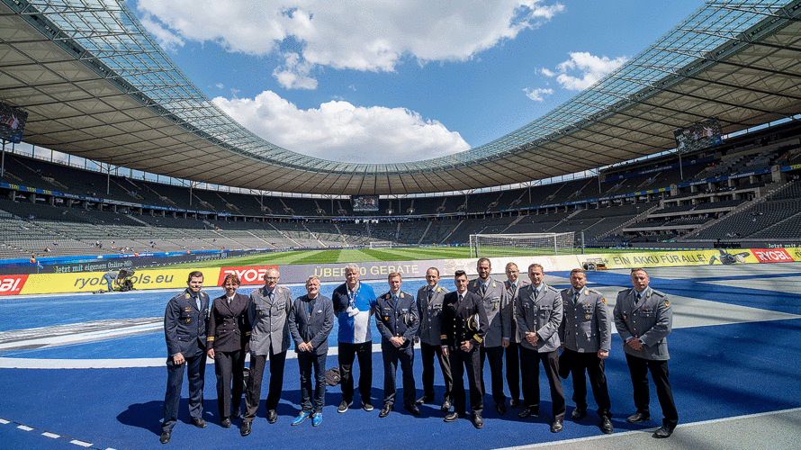 Die Jugendoffiziere der Bundeswehr im Berliner Olympiastadion. Foto: DBwV/Bombeke