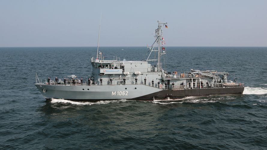 Minenjagdboot "Sulzbach-Rosenberg" in Fahrt. Die Besatzung hatte bei ihrem NATO-Einsatz aufgrund der Corona-Pandemie 82 Tage keinen Landgang. Foto: Bundeswehr/Björn Wilke