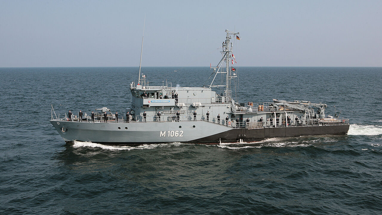 Minenjagdboot "Sulzbach-Rosenberg" in Fahrt. Die Besatzung hatte bei ihrem NATO-Einsatz aufgrund der Corona-Pandemie 82 Tage keinen Landgang. Foto: Bundeswehr/Björn Wilke