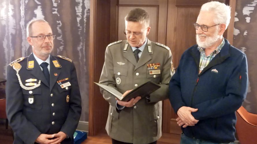 Unter dem Applaus der Mitglieder des Landesvorstands West überreichte der DBwV-Bundesvorsitzende Oberst André Wüstner (M.) dem Ehrenvorsitzenden Oberstleutnant a.D. Thomas Sohst (r.) die Treueurkunde und -nadel zum 50-jährigen DBwV-Jubiläum. Links im Bild: Der Landesvorsitzende, Stabsfeldwebel Volker Keil. Foto: Gerald Arleth