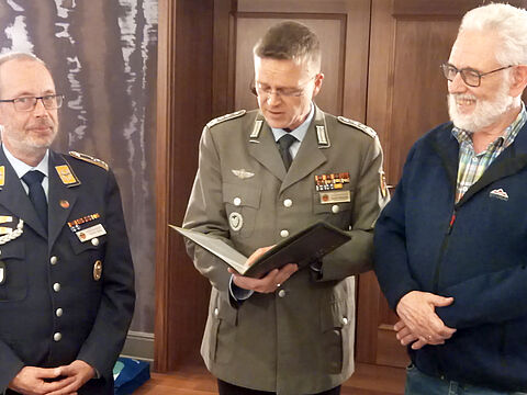 Unter dem Applaus der Mitglieder des Landesvorstands West überreichte der DBwV-Bundesvorsitzende Oberst André Wüstner (M.) dem Ehrenvorsitzenden Oberstleutnant a.D. Thomas Sohst (r.) die Treueurkunde und -nadel zum 50-jährigen DBwV-Jubiläum. Links im Bild: Der Landesvorsitzende, Stabsfeldwebel Volker Keil. Foto: Gerald Arleth