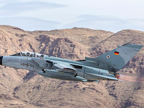Ein Tornado ECR hebt bei Übung Red Flag 20-2 von der Nellis Air Force Base in den USA ab. Das in die Jahre gekommene Waffensystem ist von essenzieller Bedeutung für die nukleare Abschreckung  - eine Nachfolgelösung muss dringend gefunden werden. Foto: Bundeswehr/Ingo Tesche