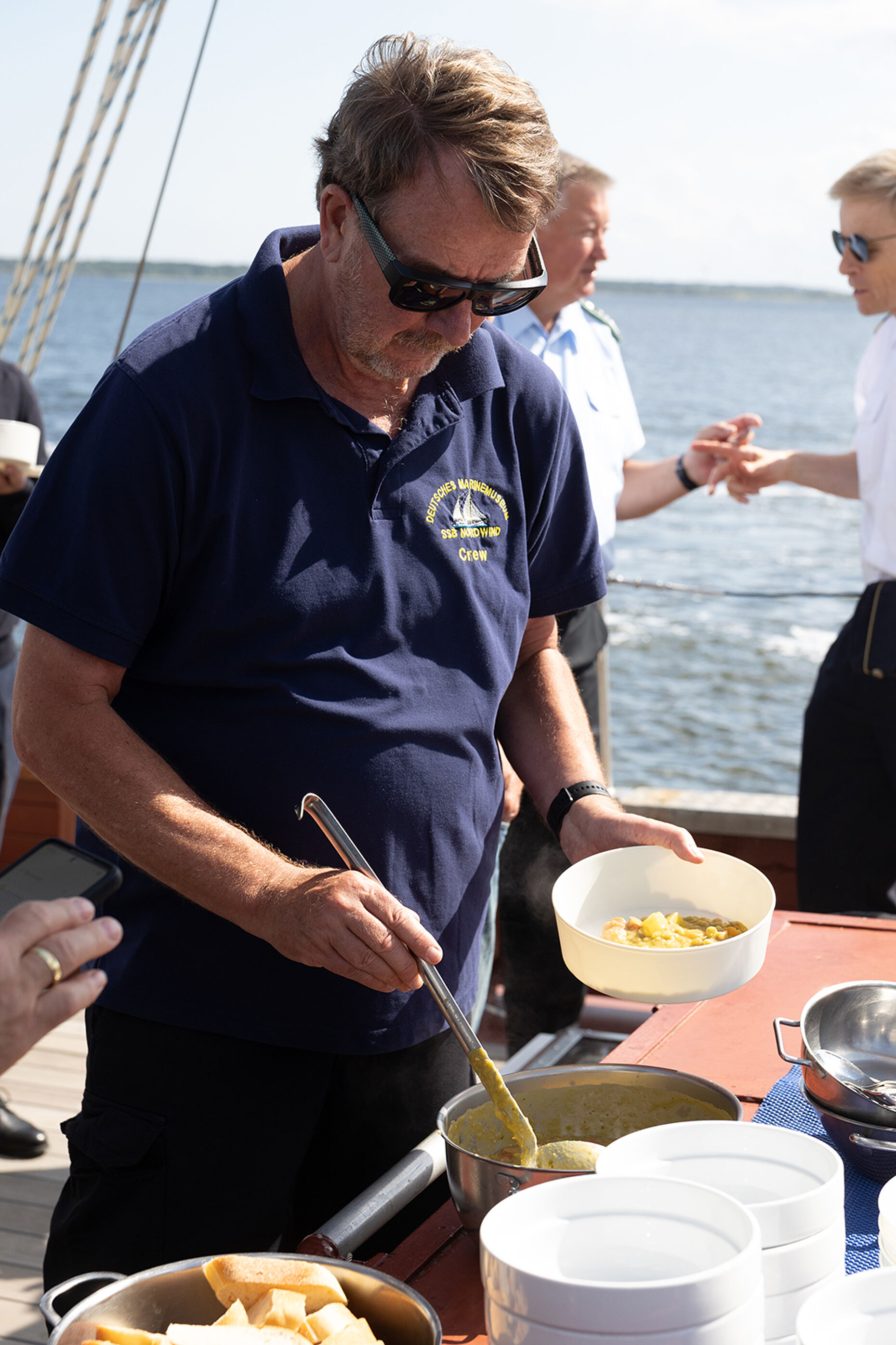 Zur Stärkung servierte die "Nordwind"-Crew traditionellen Erbseneintopf. Foto: DBwV/Yann Bombeke