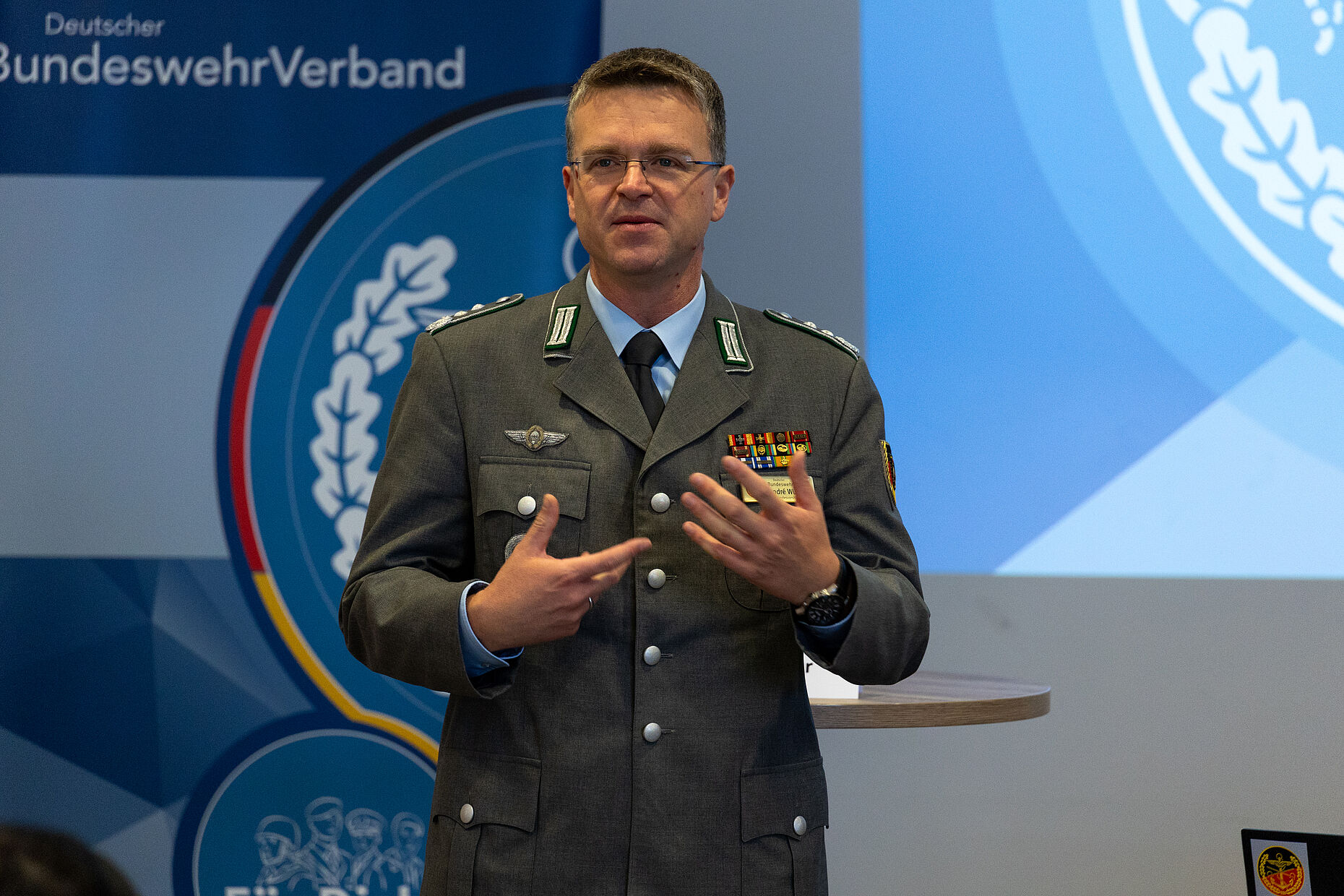 Oberst André Wüstner wünscht sich "mehr Bewegung" beim Thema Familie und Dienst. Foto: DBwV/Yann Bombeke