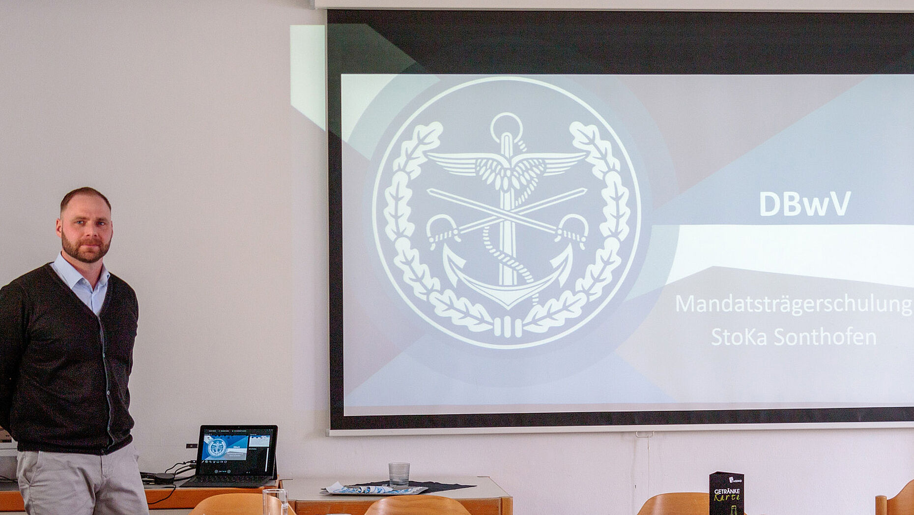Der Mitarbeiter des Außendienstes des Landesverbandes, Daniel Grabmann, bei der Schulung der Mandatsträger am Standort Sonthofen. Foto: Stefan Weyer