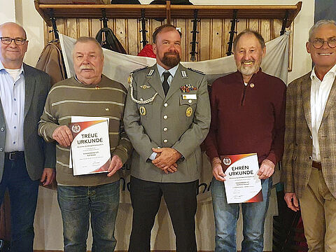 Vorsitzende mit geehrten Mitgliedern: Oberst a.D. Wolfgang Mika (v.l.), Stabsfeldwebel a.D. Rolf Raabe, Oberstabsfeldwebel Gerd-Josef Bopp, Stabsfeldwebel a.D. Karlheinz Thürauf und Oberstabsfeldwebel a.D. Armin Rother. Foto: Carina Rother