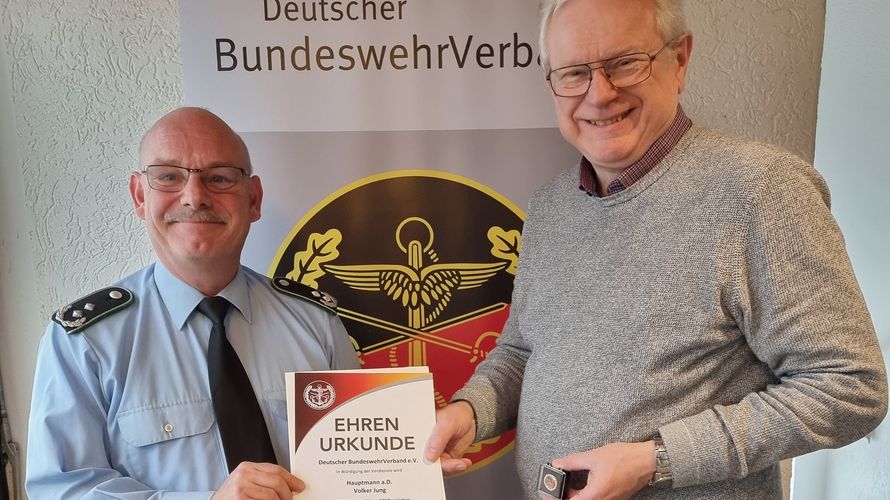 Im Rahmen der vergangenen Landesvorstandssitzung würdigte Landesvorsitzender Lutz Meier die Verdienste von Volker Jung (rechts) im den Deutschen BundeswehrVerband. Foto: DBwV      