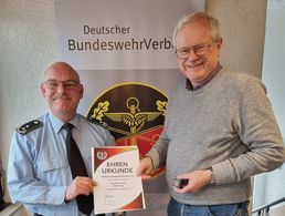 Im Rahmen der vergangenen Landesvorstandssitzung würdigte Landesvorsitzender Lutz Meier die Verdienste von Volker Jung (rechts) im den Deutschen BundeswehrVerband. Foto: DBwV      