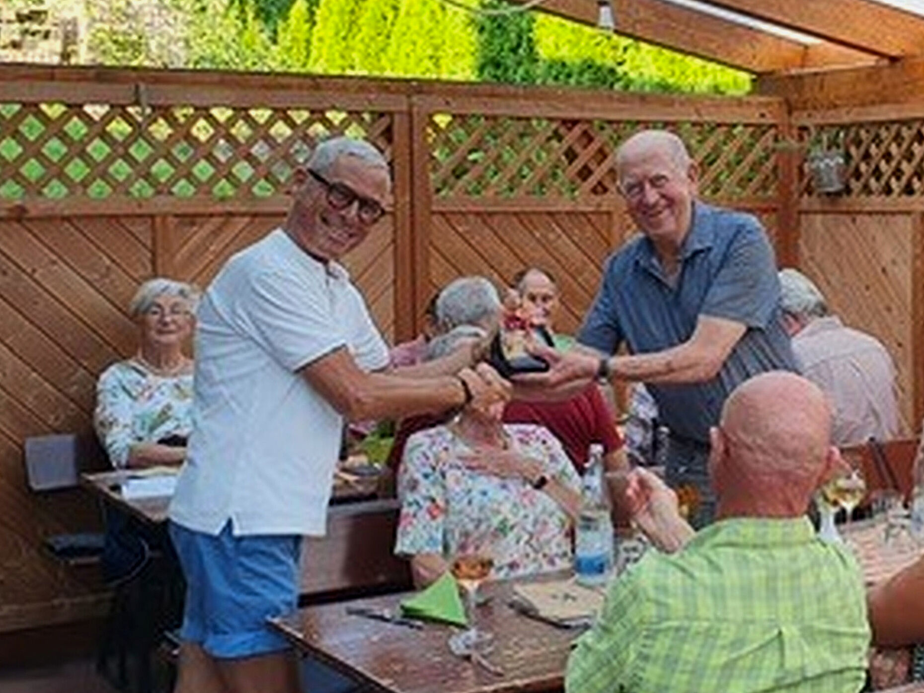 Vorsitzender Armin Rother gratulierte Hauptmann a.D. Walter May nachträglich zu seinem 80. Geburtstag. Foto: Carina Rother