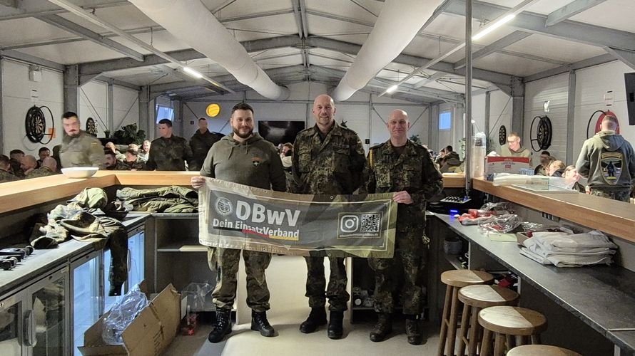 Beim Weinachtsbrunch in Rukla (v.l.n.r.): Der Kompaniechef der 1. BC, Major Markus W., der Ansprechpartner im Auslandseinsatz für den DBwV, Hauptfeldwebel Sven L., und der Spieß, Oberstabsfeldwebel Michael F.. Foto: 1. BC eFP BG
