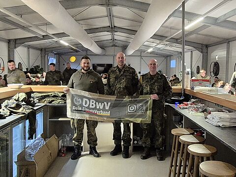 Beim Weinachtsbrunch in Rukla (v.l.n.r.): Der Kompaniechef der 1. BC, Major Markus W., der Ansprechpartner im Auslandseinsatz für den DBwV, Hauptfeldwebel Sven L., und der Spieß, Oberstabsfeldwebel Michael F.. Foto: 1. BC eFP BG