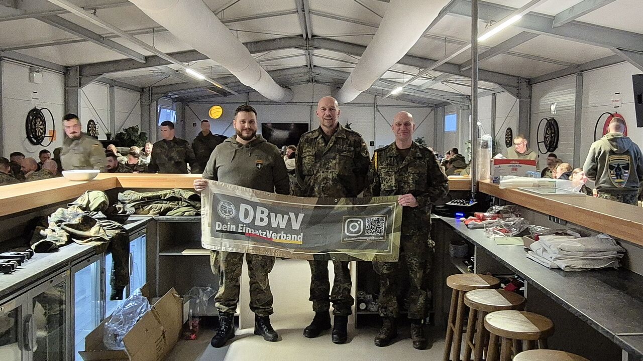 Beim Weinachtsbrunch in Rukla (v.l.n.r.): Der Kompaniechef der 1. BC, Major Markus W., der Ansprechpartner im Auslandseinsatz für den DBwV, Hauptfeldwebel Sven L., und der Spieß, Oberstabsfeldwebel Michael F.. Foto: 1. BC eFP BG