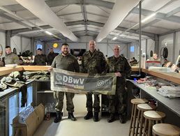 Beim Weinachtsbrunch in Rukla (v.l.n.r.): Der Kompaniechef der 1. BC, Major Markus W., der Ansprechpartner im Auslandseinsatz für den DBwV, Hauptfeldwebel Sven L., und der Spieß, Oberstabsfeldwebel Michael F.. Foto: 1. BC eFP BG