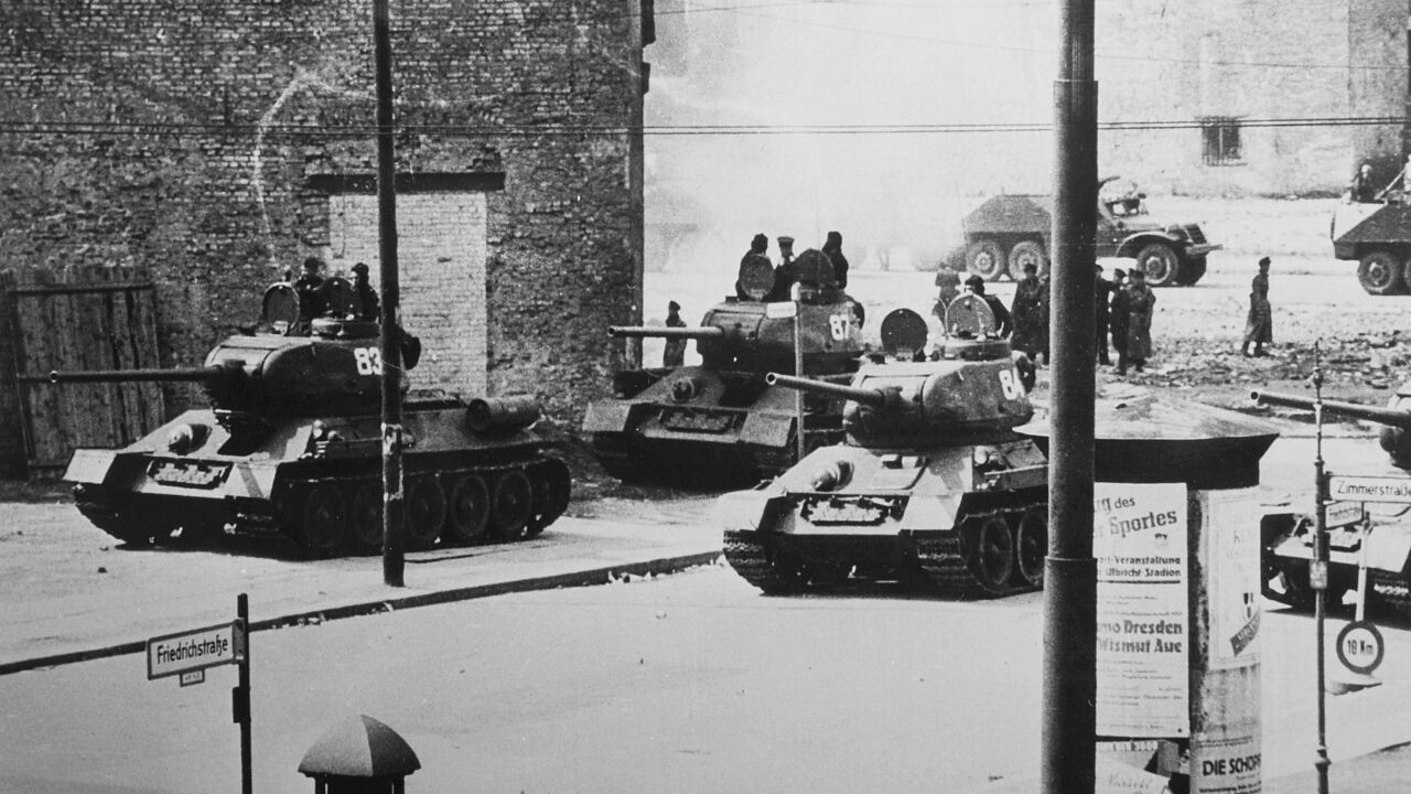 Sowjetische Panzer stehen am 17. Juni 1953 in der Berliner Friedrichstraße. Foto: picture alliance / akg-images
